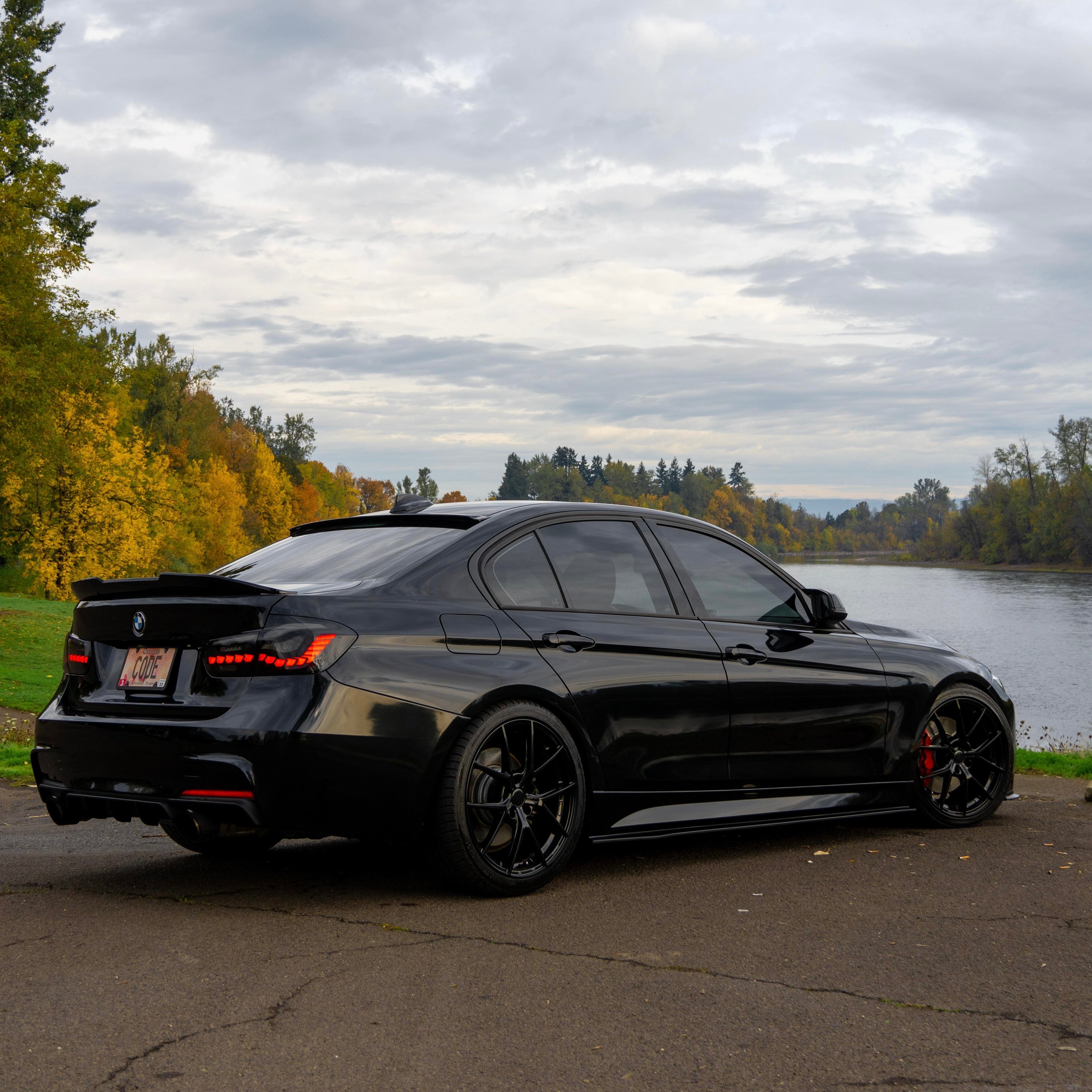 BMW F30/F31/F32/F36 2012-2019 - Sivuhelman listat MP kiiltävän musta