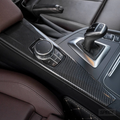BMW F30/F31/F32 - Hiilikuitu kuvioitu keskikonsolin lista