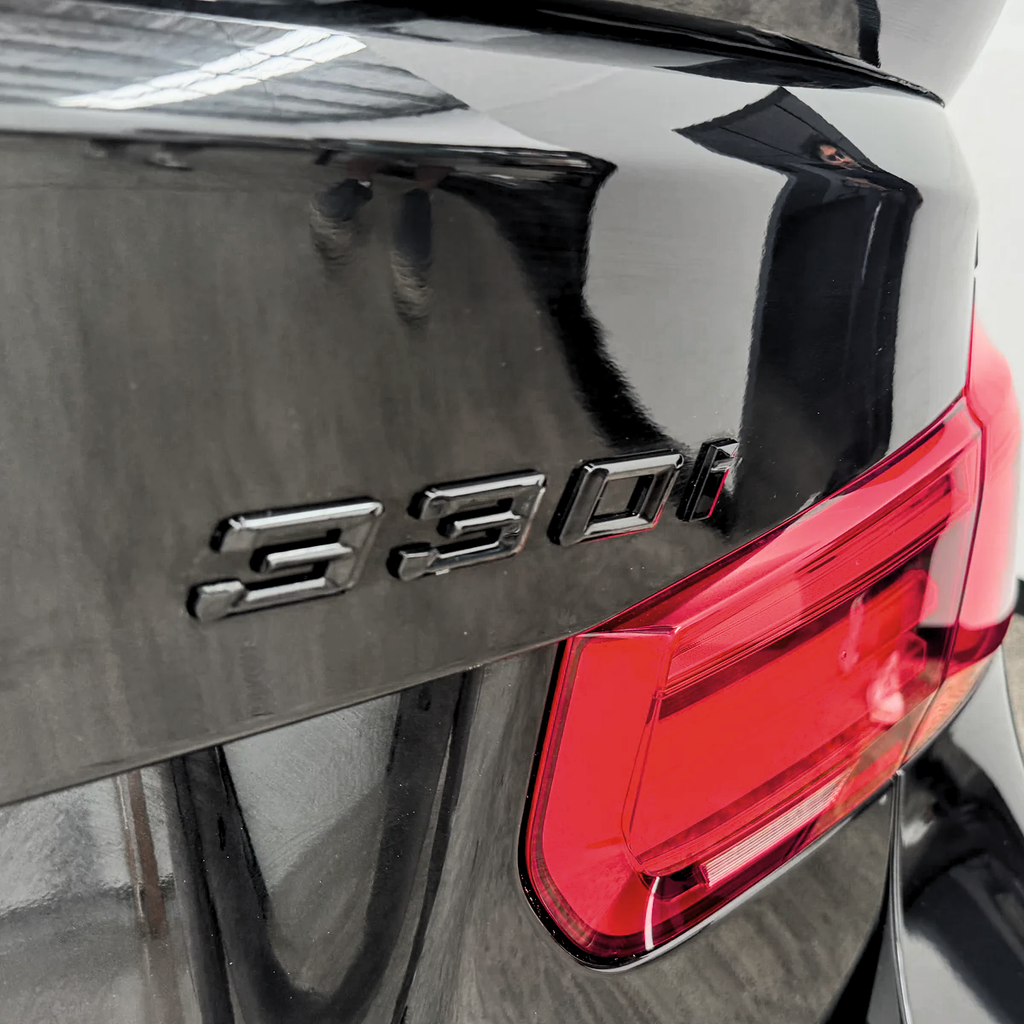 BMW 3-sarja E90/E91/E92/F30/F31 mallimerkintä kiiltävän musta
