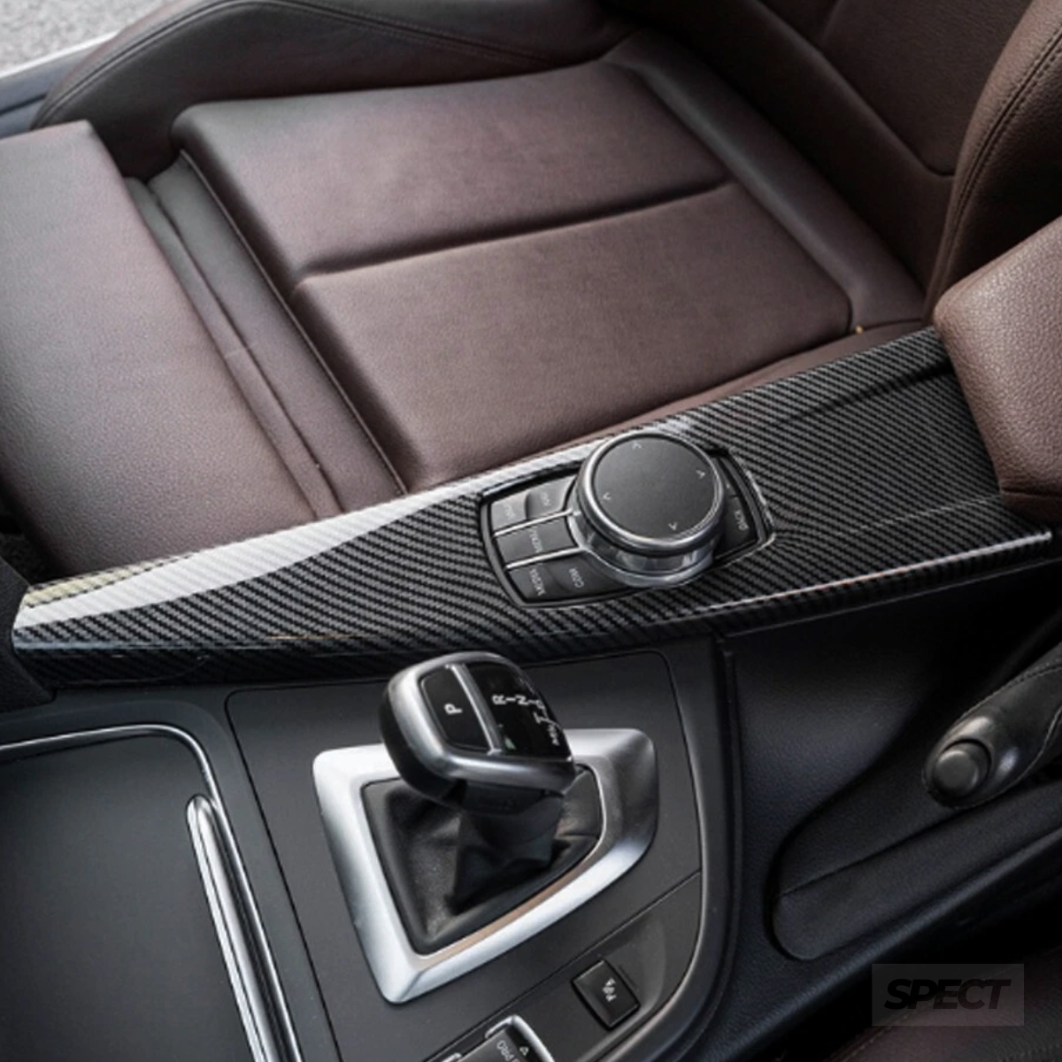 BMW F30/F31/F32 - Hiilikuitu kuvioitu keskikonsolin lista