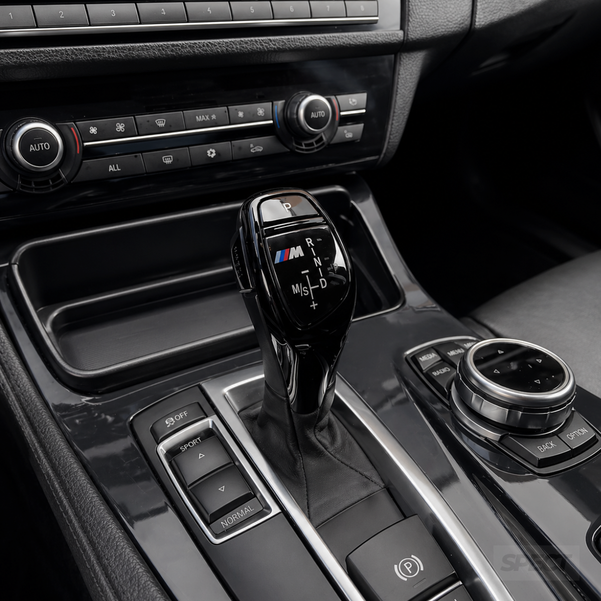 BMW F30/F32/F22/F10 - Sport automaatti vaihdekepin kansi musta