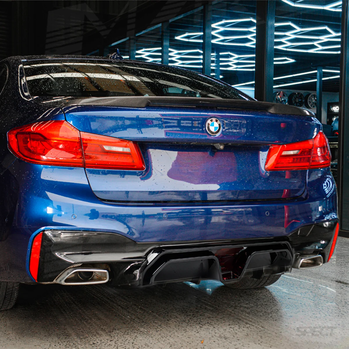 BMW G30/G31 2017-2024 - CS style takadiffuusori kiiltävän musta