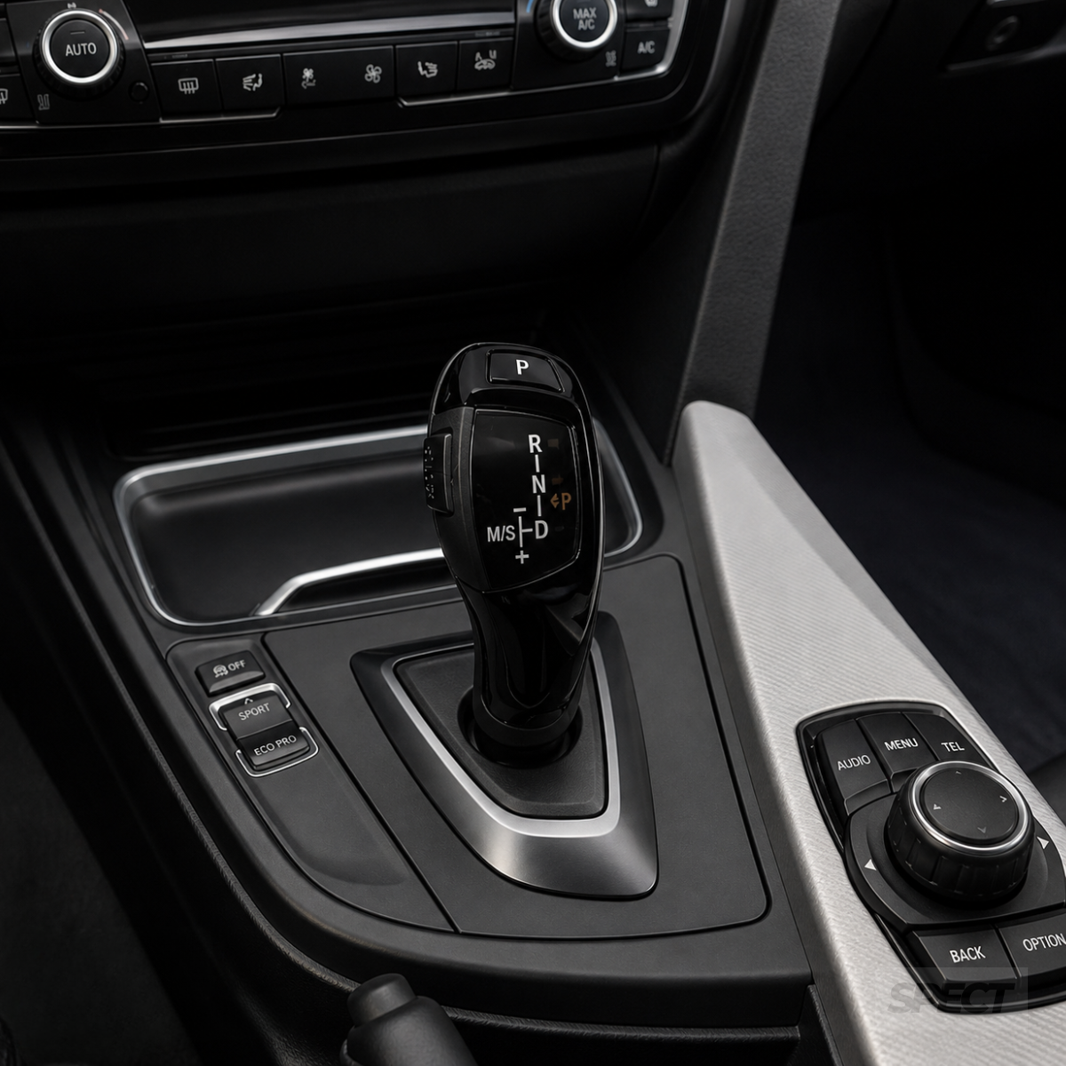 BMW F30/F32/F22/F10 - Automaatti vaihdekepin kansi musta