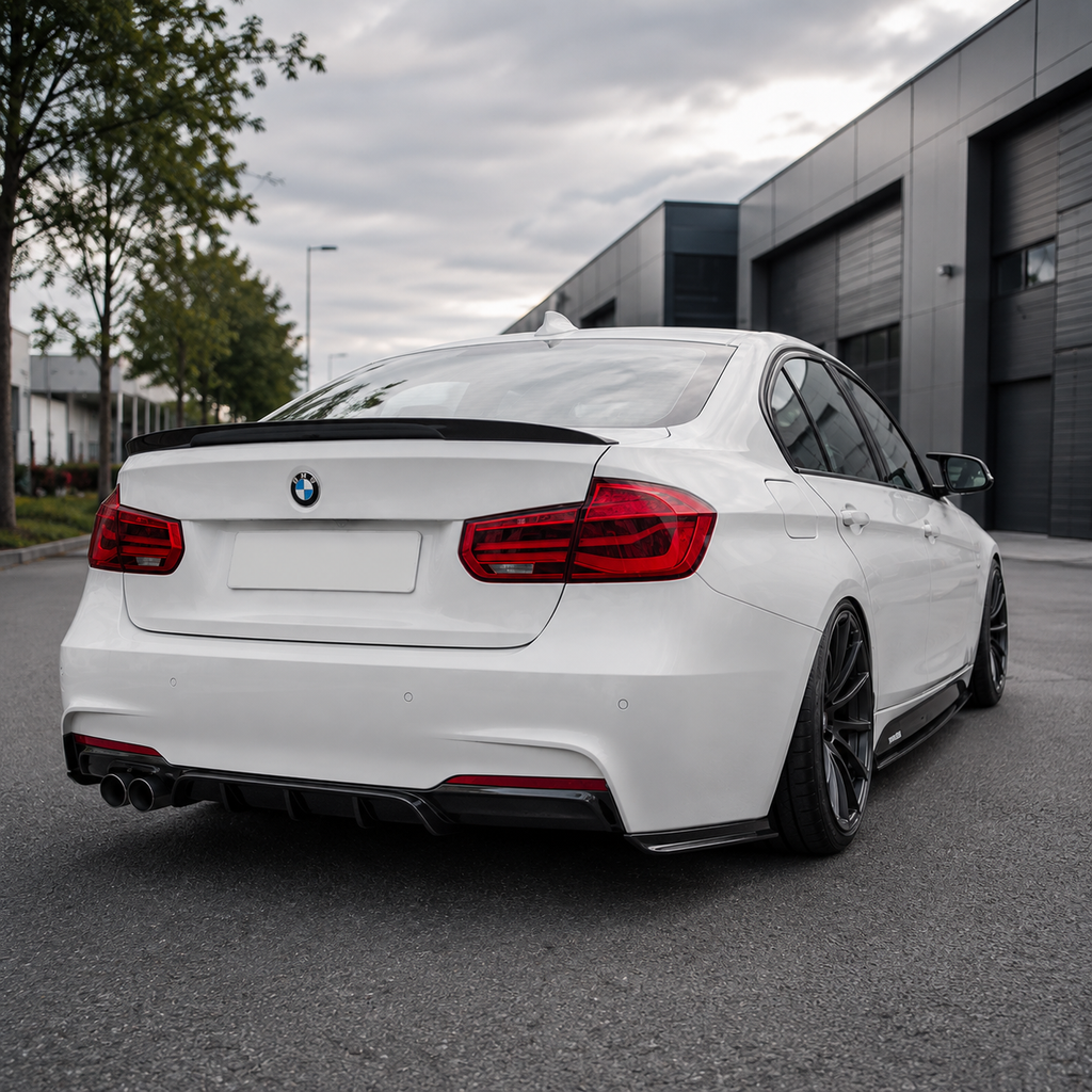 BMW F30/F31 - PSM Takapuskurin kulmapalat kiiltävän musta