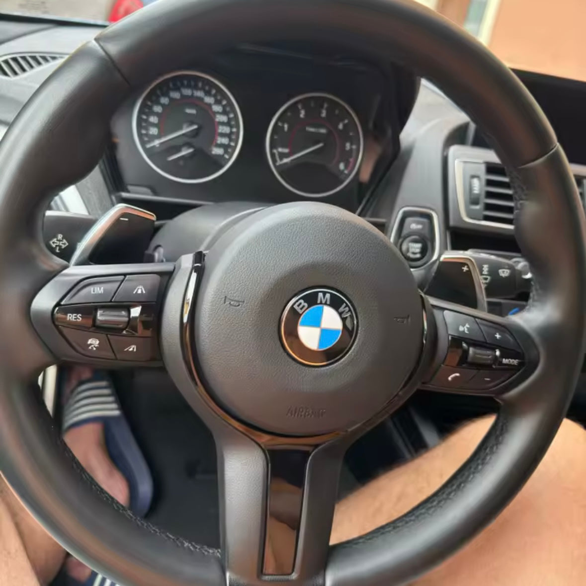 BMW F-sarjan ohjauspyörän koristelista – kiiltävän musta