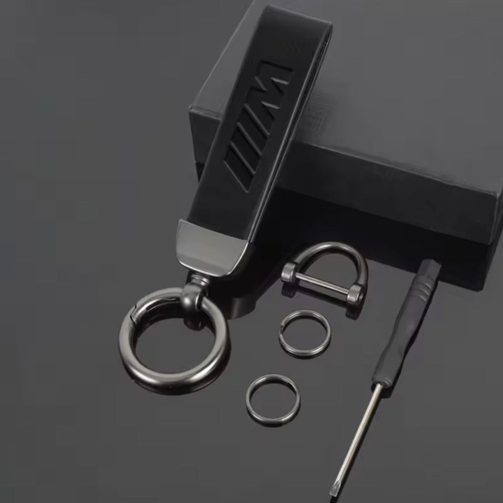 Avaimenperä musta M logolla Leather