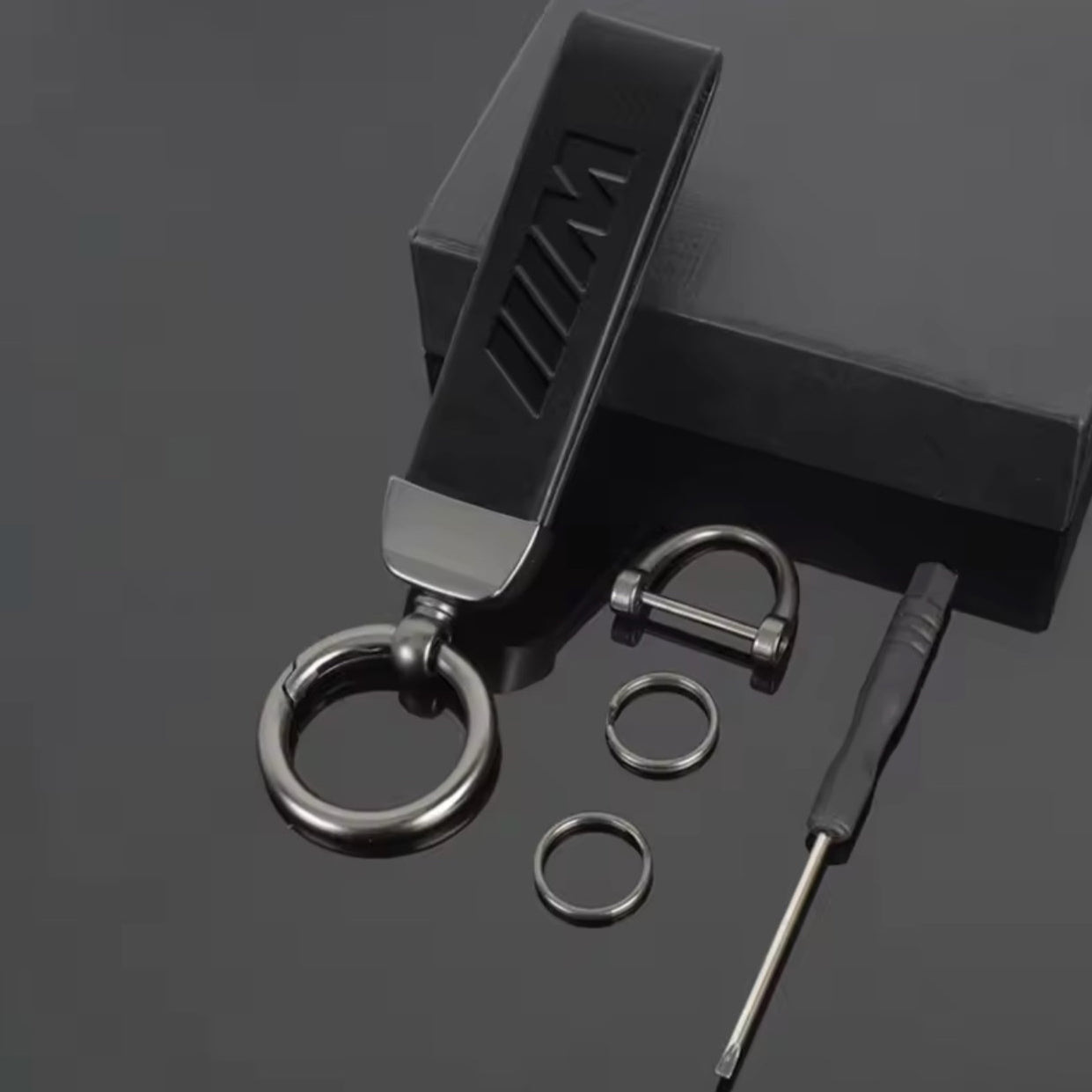 Avaimenperä musta M logolla Leather