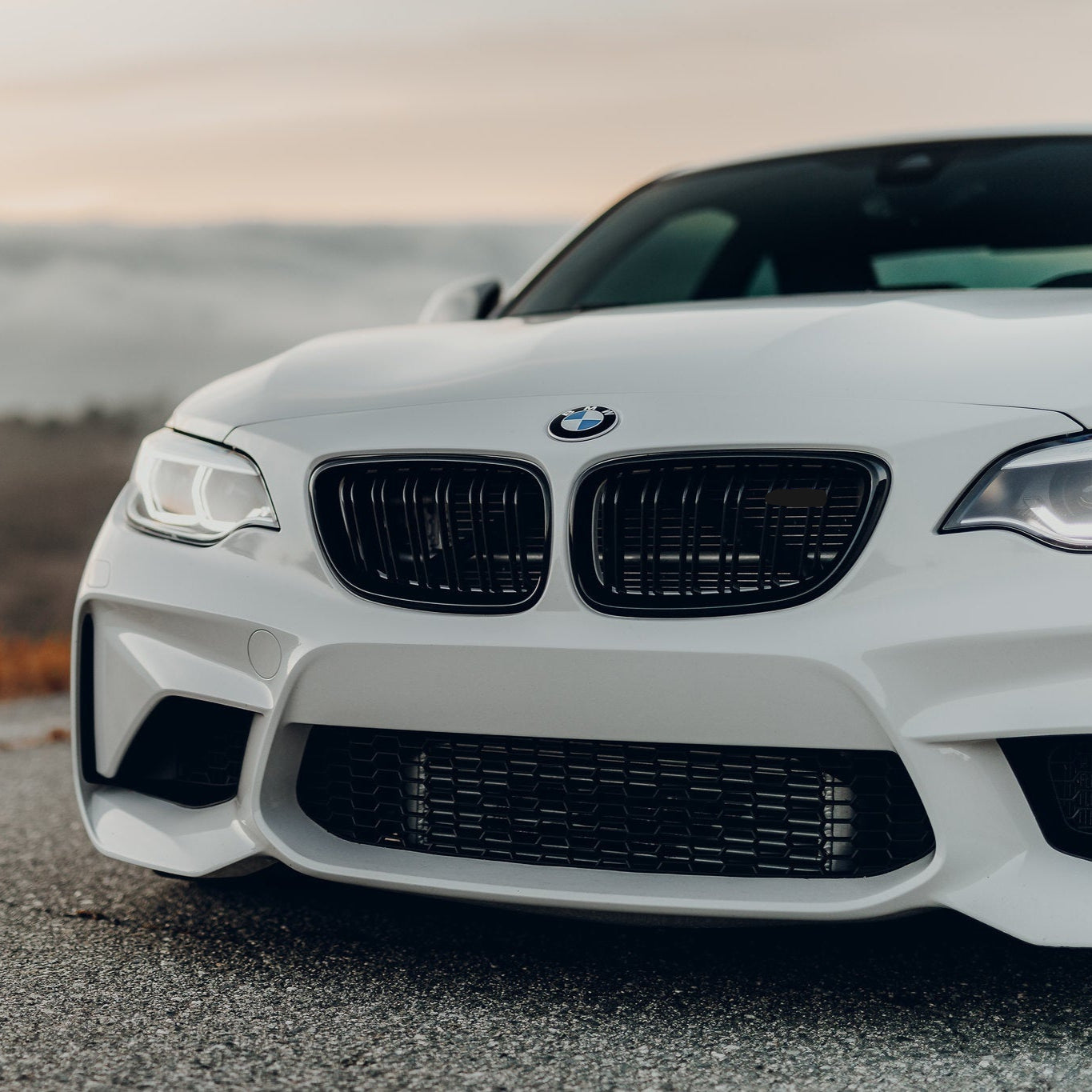 BMW F22 F23 F87 munuaiset kiiltävän musta